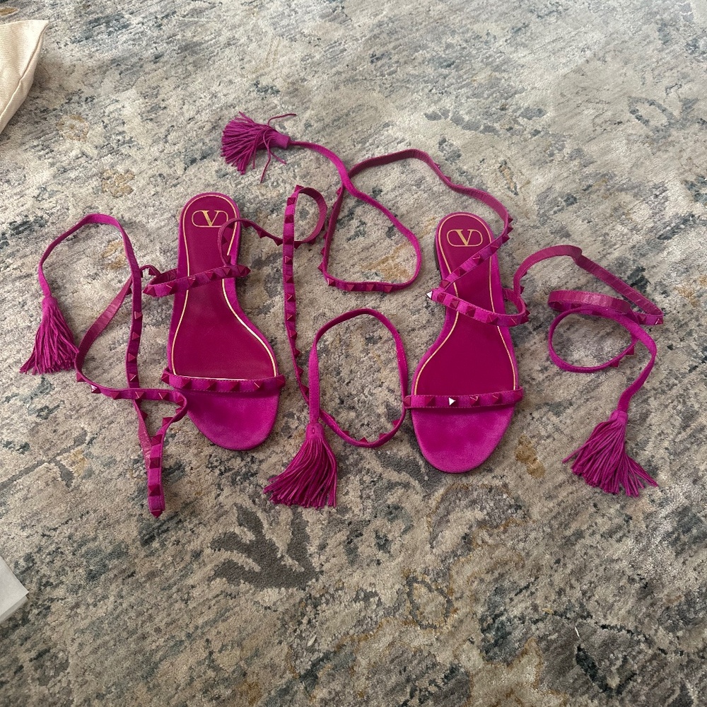 Valentino Garavani Sandals In Black Leather.